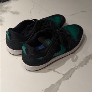 Nike Low-Top Sneakers in Black & Teal Green